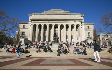 Sinh viên ngồi trước thư viện Low tại Đại dafabet khuyến mãi Columbia, New York ngày 10/2/2023.