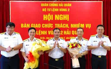 Thủ trưởng Bộ Tư lệnh Quân chủng và Vùng 2 tặng hoa chúc mừng hai đồng chí được bổ nhiệm giữ chức vụ mới