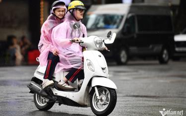 Thời tiết Hà Nội mưa giông bất chợt.