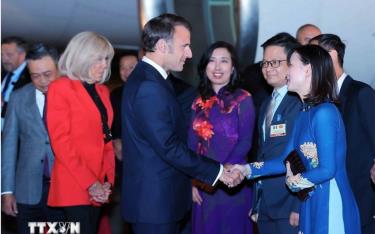 Tổng thống Pháp và Phu nhân bắt đầu thăm cấp Nhà nước tới Việt Nam