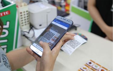 Khách hàng thanh toán qua QR Code tại siêu thị. (Ảnh minh họa)