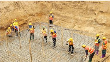 Công nhân thi công cốt thép tại vị trí VT414, thuộc xã Thái Hòa, huyện Lập Thạch, tỉnh Vĩnh Phúc.