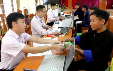 Cán bộ Chi nhánh Ngân hàng chính sách huyện Mù Cang Chải giải ngân vốn vay cho các hộ nghèo, hộ cận nghèo.