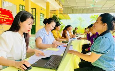 Người dân xã Tân Lĩnh cho ý kiến về sắp xếp đơn vị hành chính.