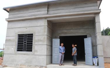 Anh Nguyễn Văn Hùng (bên phải), thôn Cầu A, xã Mậu Đông, huyện Văn Yên bên ngôi nhà mới.