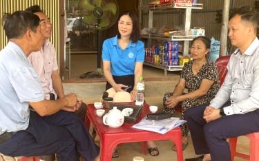Viên chức BHXH liên huyện Yên Bình - Trấn Yên tuyên truyền, vận động người dân xã Hưng Thịnh, huyện Trấn Yên tham gia BHYT hộ gia đình.