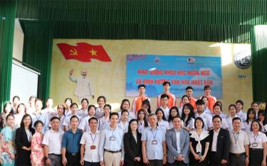 Những sinh viên Khóa 1 Tiếng Nhật do Công ty XKLĐ hợp tác với Trường cao đẳng Yên Bái trong buổi khai giảng.