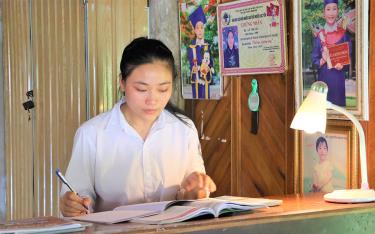 Minh Anh chăm chỉ học tập ước mơ trở thành chiến sĩ công an nhân dân.