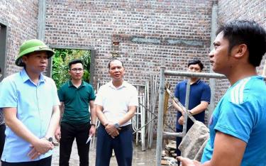 Lãnh đạo huyện Văn Yên thăm hỏi, động viên người dân được hỗ trợ xóa nhà tạm, nhà dột nát năm 2025.