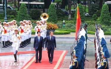 Chủ tịch nước Lương Cường và Tổng thống Pháp Emmanuel Macron duyệt Đội danh dự Quân đội nhân dân Việt Nam.