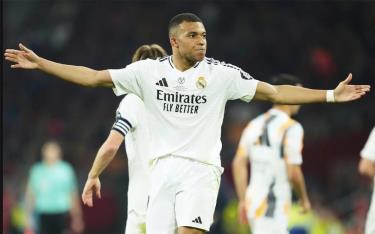Mbappe phản ứng ở trận Real Madrid gặp Barca tại chung kết Cup Nhà vua Tây Ban Nha trên sân La Cartuja, thành phố Seville, xứ Andalucia, tối 26/4/2025.