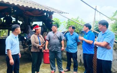 Lãnh đạo BHXH Khu vực XVII tuyên truyền, vận động gia đình chị Phùng Nảy Phẩu, thôn Nậm Cang, xã Liên Minh, thị xã Sa Pa, tỉnh Lào Cai tham gia BHYT.