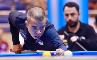 Trần Quyết Chiến trong trận đấu với Berkay Karakurt ở vòng bảng carom 3 băng World Cup ở nhà thi đấu Nguyễn Du, phường Bến Thành, quận 1, TP HCM ngày 22/5/2025.