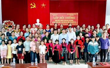 Các học viên tham gia Lớp bồi dưỡng năng khiếu nghiệp vụ, kỹ năng tổ chức hoạt động văn hóa cơ sở.