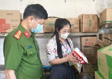 Cơ quan chức năng kiểm tra nguồn gốc thực phẩm tại một bếp ăn tập thể ở Hà Nội.
