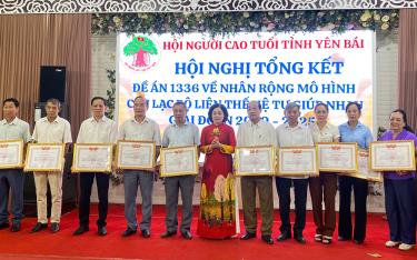 Lãnh đạo Trung ương Hội NCT Việt Nam trao Bằng khen của Hội cho các tập thể có thành tích xuất sắc trong thực Đề án nhân rộng mô hình Câu lạc bộ Liên thế hệ tự giúp nhau giai đoạn 2020-2025.