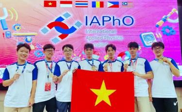 7 học sinh Việt Nam đều giành huy chương tại Olympic Vật lý ứng dụng quốc tế năm 2025.