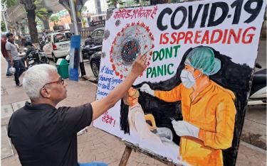 Một giáo viên mỹ thuật tại thành phố Mumbai, bang Maharashtra vẽ tranh cổ động người dân thực hiện các biện pháp phòng chống Covid-19 hôm 21/5 (ANI)