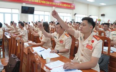 Các đảng viên tham gia biểu quyết tại Đại hội Đảng bộ Phòng Cảnh sát hình sự lần thứ IX, nhiệm kỳ 2025-2030.