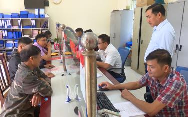 Bộ phận “Một cửa” xã Đại Lịch, huyện Văn Chấn ứng dụng công nghệ thông tin vào giải quyết thủ tục hành chính cho người dân.