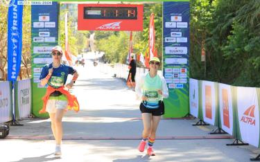 Các vận động viên tham gia Giải chạy Mù Cang Chải Ultra Trail 2024 chạy qua các điểm nổi tiếng của Mù Cang Chải.