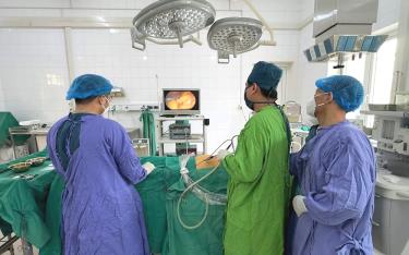 Bác sĩ CKII Trần Quang Mạnh - Giám đốc Trung tâm Y tế thành phố Yên Bái trực tiếp triển khai các kỹ thuật phẫu thuật ngoại khoa.