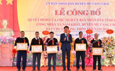 Phó Chủ tịch Thường trực UBND tỉnh Nguyễn Thế Phước tặng Bằng khen của UBND tỉnh cho các tập thể, cá nhân xã Nậm Khắt, huyện Mù Cang Chải có thành tích xuất sắc trong xây dựng xã đạt chuẩn nông thôn mới năm 2024.