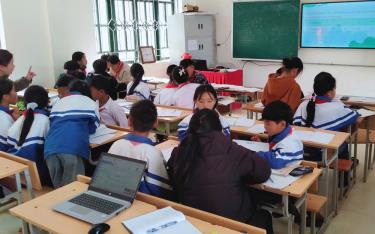 Tư vấn, định hướng nghề nghiệp cho học sinh trung học cơ sở tại Trường PTDTBT THCS Lao Chải.