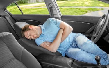 Việc ngủ trên xe là hành động mà nhiều tài xế đã làm, nhưng ít biết về mức độ nguy hiểm của nó (Ảnh minh họa)