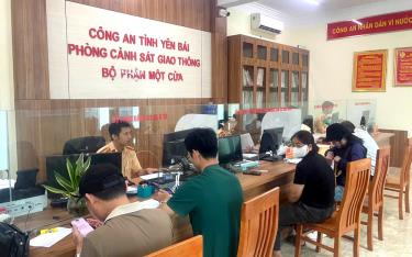 Lực lượng Cảnh sát giao thông, Công an tỉnh tiếp nhận và giải quyết thủ tục hành chính lĩnh vực đăng ký xe cho các cá nhân, tổ chức tại Phòng CSGT