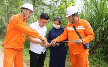 Công nhân Công ty Điện lực Yên Bái tích cực tuyên truyền sử dụng điện an toàn, tiết kiệm đến người dân.