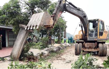 Người dân xã An Phú phá dỡ tường rào hiến đất làm đường GTNT
