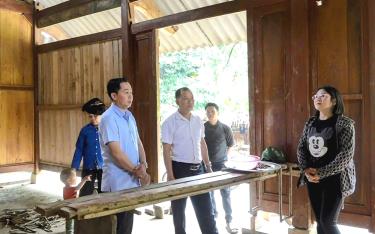 Lãnh đạo UBND huyện Văn Yên kiểm tra tiến độ xóa nhà dột nát cho đối tượng chính sách, người có công, hộ nghèo và cận nghèo ở xã Đại Sơn.