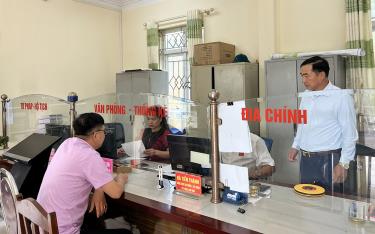 Người dân đến giao dịch tại bộ phận Phục vụ hành chính công xã Đại Lịch, huyện Văn Chấn.
