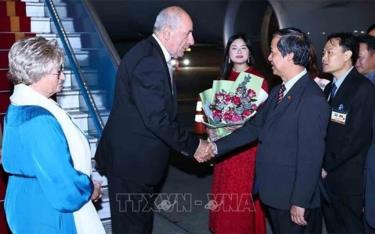 Bộ trưởng Bộ Giáo dục và Đào tạo Nguyễn Kim Sơn đón Tổng thống Hungary Sulyok Tamas và Phu nhân tại Sân bay Quốc tế Nội Bài.