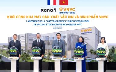 Tổng thống Pháp Emmanuel Macron cùng Phó Chủ tịch nước Võ Thị Ánh Xuân, Bộ trưởng Bộ Y tế Đào Hồng Lan, ông Burak Pekmezci - Tổng Giám đốc Sanofi Việt Nam và ông Ngô Chí Dũng - Chủ tịch HĐQT kiêm Tổng Giám đốc Công ty Vaccine VNVC bấm nút khởi công xây dựng Nhà máy Vaccine và Sinh phẩm VNVC.