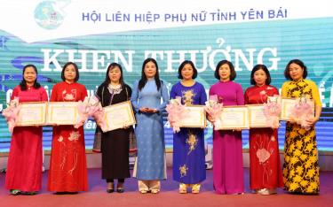 Lãnh đạo Hội LHPN tỉnh trao Bằng khen cho 7 tập thể có thành tích xuất sắc trong thực hiện Đề án 939.
