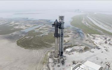 Tên lửa Starship của công ty hàng không vũ trụ SpaceX được đặt trên bệ phóng tại Texas, Mỹ.