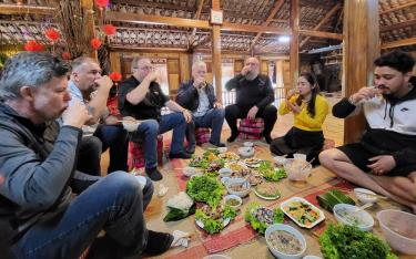 Du khách nước ngoài trải nghiệm ẩm thực bản địa tại Mường Lò Farmstay.