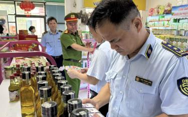 Đoàn kiểm tra liên ngành, bao gồm lực lượng Quản lý thị trường, Công an tỉnh, thanh tra Sở Y tế, Sở Công Thương tập trung kiểm tra vào các nhóm sản phẩm đang lưu thông trên thị trường.