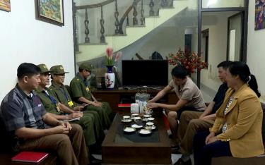 Tổ bảo vệ ANTT Tổ dân phố số 12, phường Yên Ninh tuyên truyền, nhắc nhở người dân nâng cao cảnh giác, không để kẻ gian lợi dụng trộm cắp tài sản.