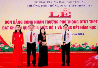 Được sự ủy quyền, đồng chí Luyện Hữu Chung - Giám đốc Sở Giáo dục và Đào tạo tỉnh trao Bằng công nhận trường đạt chuẩn quốc gia mức độ I cho tập thể Trường PTDTNT THPT Miền Tây.