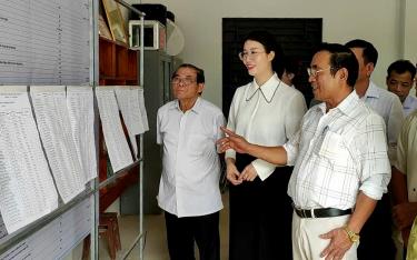 Lãnh đạo xã Phú Thịnh, huyện Yên Bình hướng dẫn người dân tìm hiểu, nghiên cứu về việc sắp xếp đơn vị hành chính cấp huyện, cấp xã.