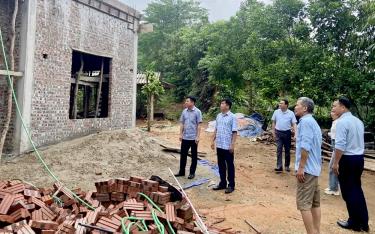 Các đồng chí lãnh đạo huyện Yên Bình thường xuyên kiểm tra, nắm bắt việc thực hiện xoá nhà tạm, nhà dột nát trên địa bàn.