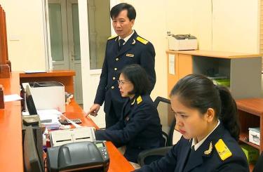 Cán bộ Đội Thuế huyện Lục Yên trao đổi nghiệp vụ.