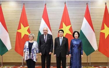 Chủ tịch nước Lương Cường và Phu nhân đã chủ trì chiêu đãi trọng thể Tổng thống Hungary Sulyok Tamas và Phu nhân.