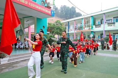 Trường Mầm non Bông Sen, thành phố Yên Bái tổ chức trải nghiệm hoạt động diễu binh chào mừng kỷ niệm 50 năm Ngày giải phóng miền Nam, thống nhất đất nước.