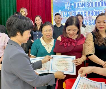 Lãnh đạo Sở Văn hóa, Thể thao và Du lịch tỉnh trao giấy chứng nhận cho các học viên tham gia Lớp tập huấn bồi dưỡng kỹ năng nghiệp vụ lễ tân, buồng phòng cho cơ sở lưu trú du lịch