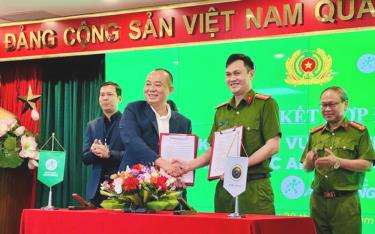 Đại diện Trung tâm RAR và Nhà thuốc An Khang ký kết hợp tác