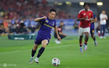 Hai Long đi bóng trong trận ASEAN All Stars gặp Man Utd trên sân Bukit Jalil, thành phố Kuala Lumpur, Malaysia, tối 28/5/2025.